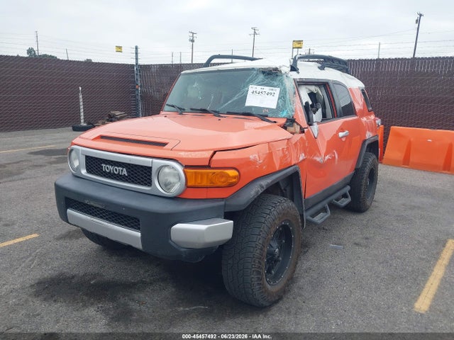 Toyota FJ Cruiser 2014 JTEBU4BF4EK178006 Image 2