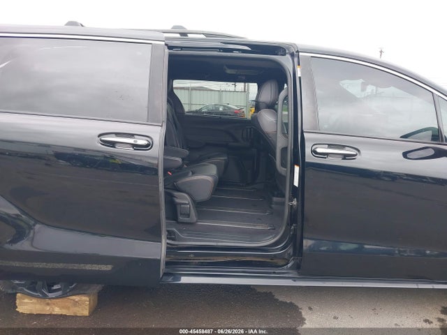 5TDDSKFC1NS065498 Toyota Sienna Xse