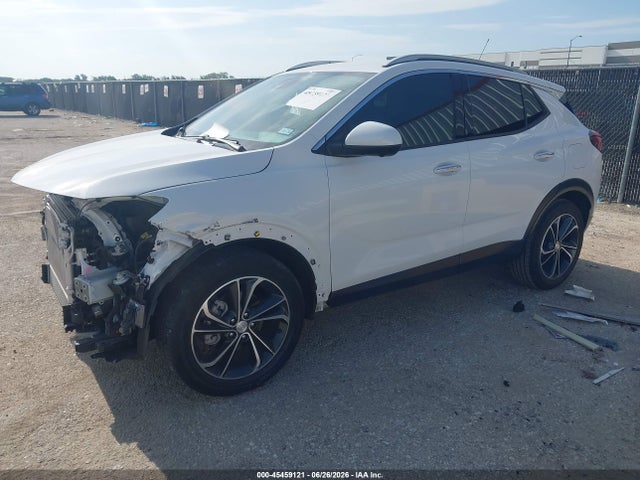 45459121 :رقم المزاد ، KL4MMFSL1MB158027 vin ، 2021 Buick Encore Gx Fwd Essence مزاد بيع
