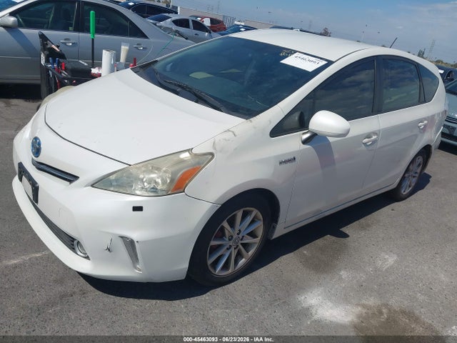 Toyota Prius V Five 2014 JTDZN3EU4E3308963 Image 2