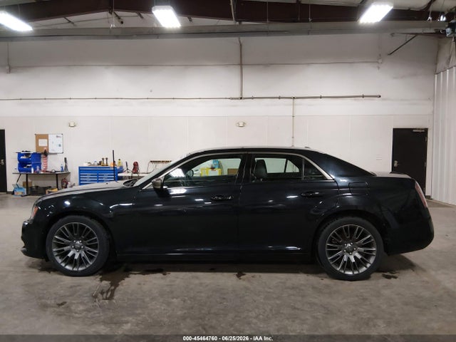 2013 Chrysler 300c John Varvatos Limited Edition მანქანა იყიდება აუქციონზე, vin: 2C3CCADT8DH686423, აუქციონის ნომერი: 45464760
