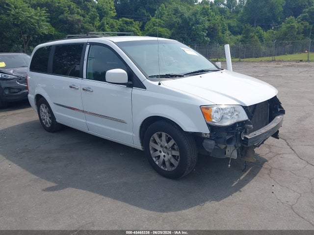 2015 Chrysler Town & Country Touring მანქანა იყიდება აუქციონზე, vin: 2C4RC1BG0FR698820, აუქციონის ნომერი: 45465338