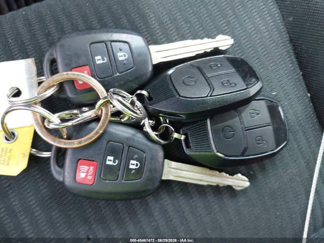 2T3BFREV8HW569847 Toyota RAV4 LE