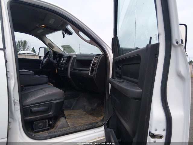 3C63R3CT9JG383693 RAM 3500 Tradesman 4x4 6&#039;4 Box