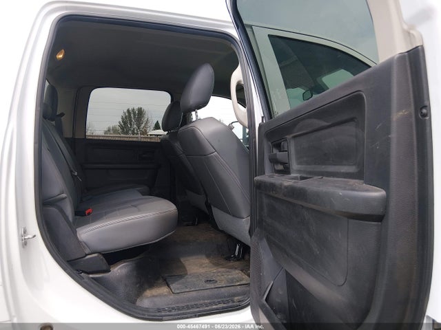3C63R3CT9JG383693 RAM 3500 Tradesman 4x4 6&#039;4 Box