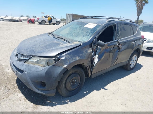 Toyota RAV4 LE 2015 JTMZFREV0FJ036062 Image 2