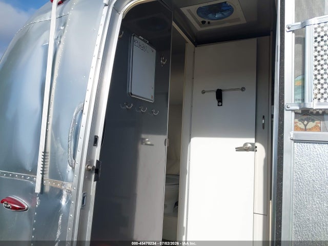 Airstream Other 2018 1STVRTF17JJ541203 Image 8
