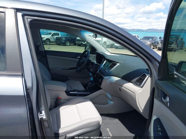 KM8J2CA40JU680957 Hyundai TUCSON SE