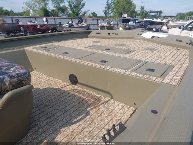 45472450 :رقم المزاد ، BUJ49060I122 vin ، 2022 Tracker Marine 21' مزاد بيع