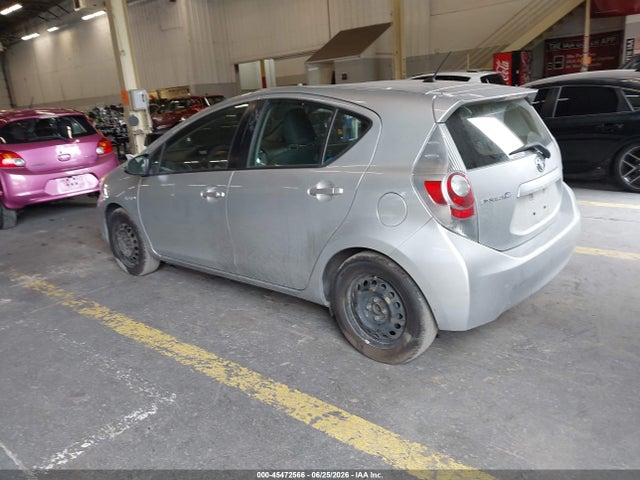 Toyota Prius C Two 2014 JTDKDTB39E1558257 Image 3