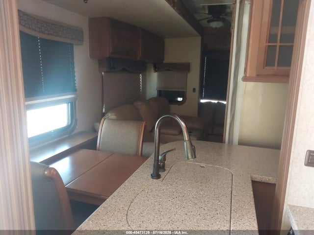 45473129 :رقم المزاد ، 5SFBG4027DE252850 vin ، 2013 Heartland Landmark مزاد بيع