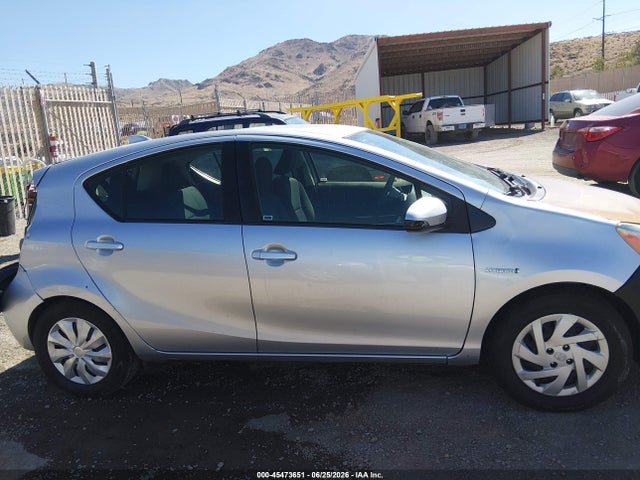 JTDKDTB38F1586195 Toyota Prius C Two