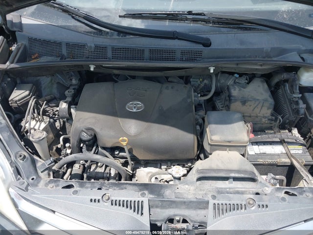 5TDYZ3DCXKS989486 Toyota Sienna Xle 8 Passenger