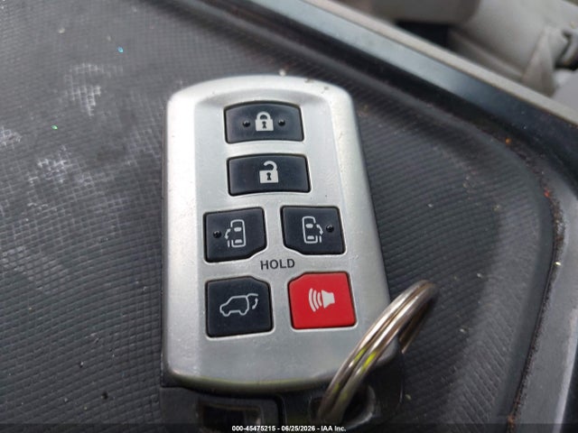 5TDYZ3DCXKS989486 Toyota Sienna Xle 8 Passenger