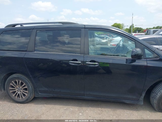 5TDYZ3DCXKS989486 Toyota Sienna Xle 8 Passenger