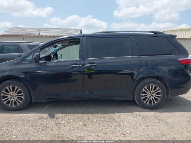 5TDYZ3DCXKS989486 Toyota Sienna Xle 8 Passenger