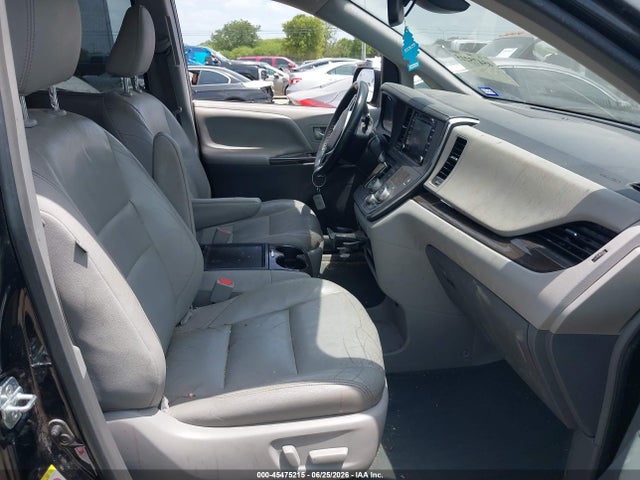 5TDYZ3DCXKS989486 Toyota Sienna Xle 8 Passenger