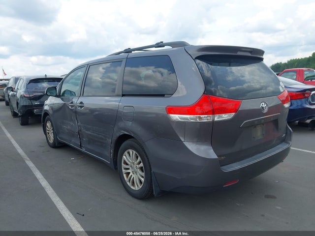 45476058 :رقم المزاد ، 5TDYK3DCXDS347566 vin ، 2013 Toyota Sienna Xle V6 8 Passenger مزاد بيع
