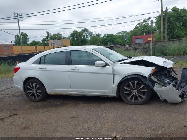 2014 Chrysler 200 Touring მანქანა იყიდება აუქციონზე, vin: 1C3CCBBG6EN193246, აუქციონის ნომერი: 45477039