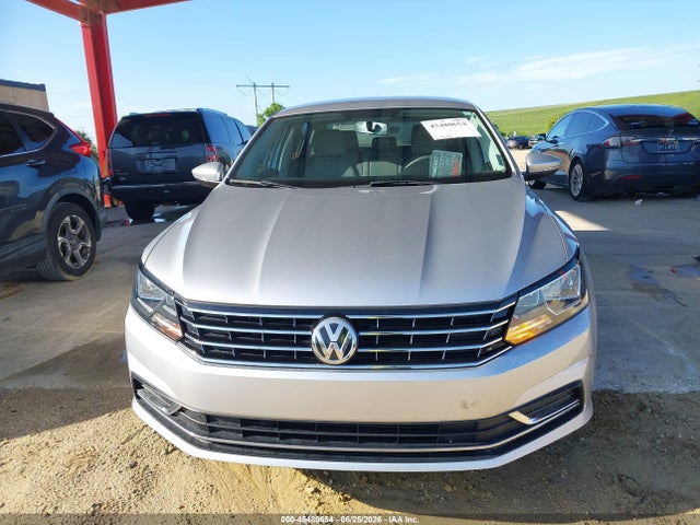 2017 Volkswagen Passat 1.8t S მანქანა იყიდება აუქციონზე, vin: 1VWAT7A39HC043692, აუქციონის ნომერი: 45480654