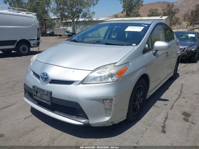 Toyota Prius Three 2015 JTDKN3DUXF0446738 Image 2