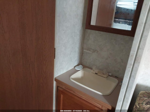 Auction sale of the 2002 Keystone Rv Travel Trailer, vin: 4YDT2802X22032059, lot number: 45484094