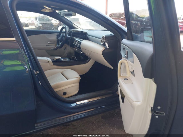 WDD3G4EB5KW020891 Mercedes-Benz A 220