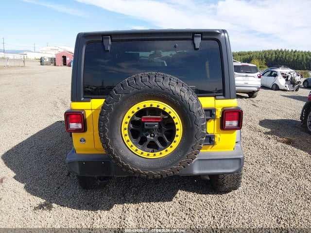 1C4HJXDG8JW281222 Jeep Wrangler Unlimited Sport 4x4