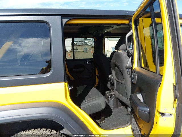1C4HJXDG8JW281222 Jeep Wrangler Unlimited Sport 4x4