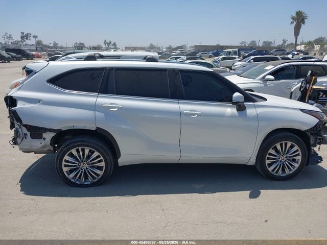 Toyota Highlander Platinum 2023 5TDKDRAH9PS509601 Image 14