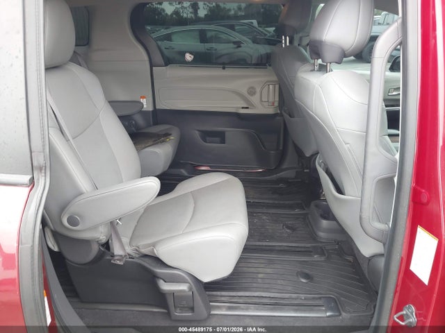 Toyota SIENNA XLE 2022 5TDJRKEC0NS080252 Image 8