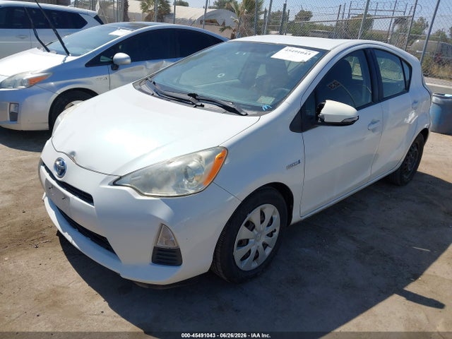 Toyota Prius C Two 2014 JTDKDTB36E1059271 Image 2