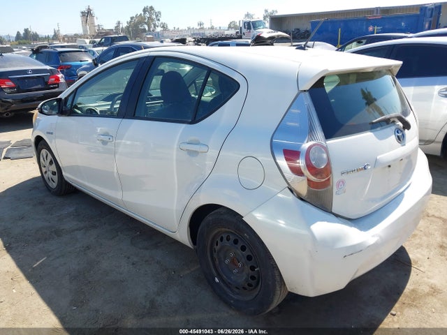 Toyota Prius C Two 2014 JTDKDTB36E1059271 Image 3
