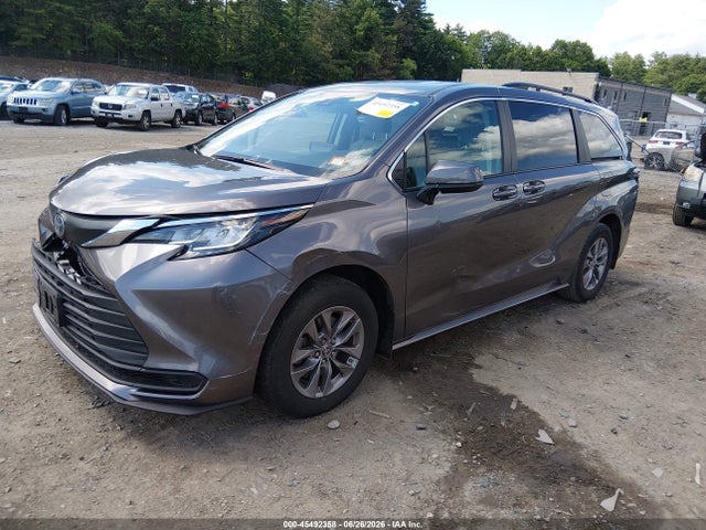 Toyota SIENNA LE 2023 5TDKRKEC3PS172253 Image 2