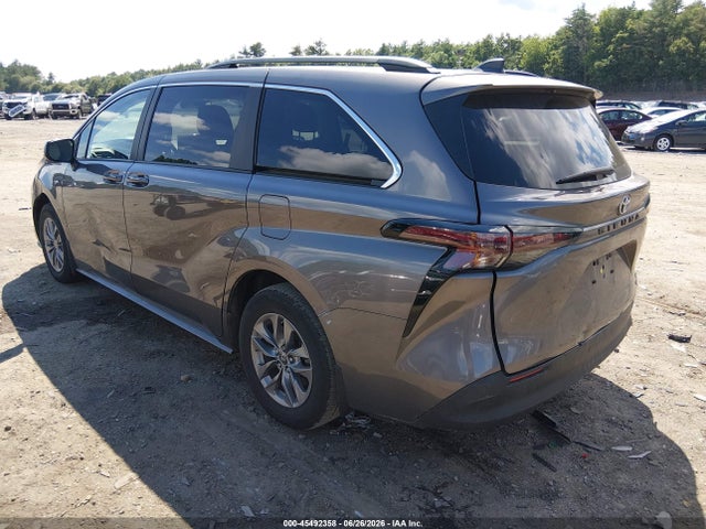 Toyota SIENNA LE 2023 5TDKRKEC3PS172253 Image 3