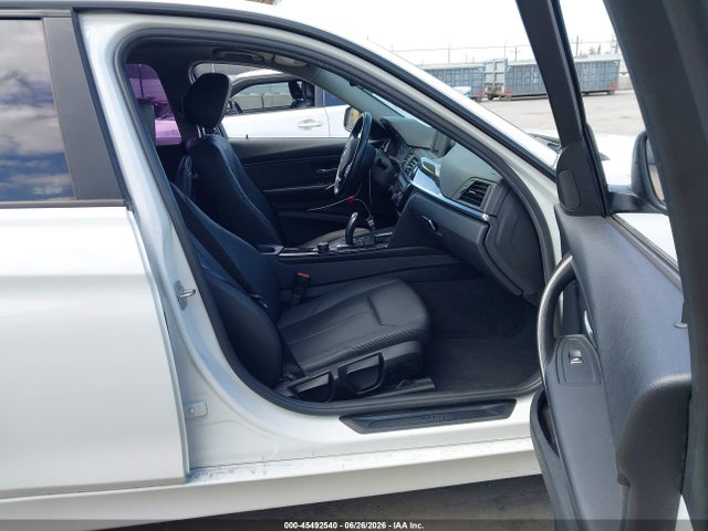 BMW 320i 2016 WBA8E1G58GNT99276 Image 5