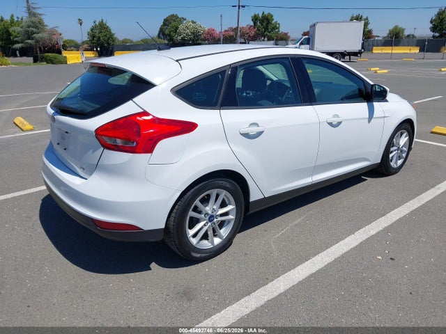 Ford FOCUS SE 2018 1FADP3K23JL328967 Image 4