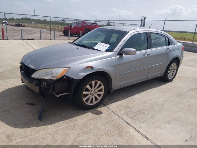 Chrysler 200 Touring 2014 1C3CCBBB9EN204874 Image 2