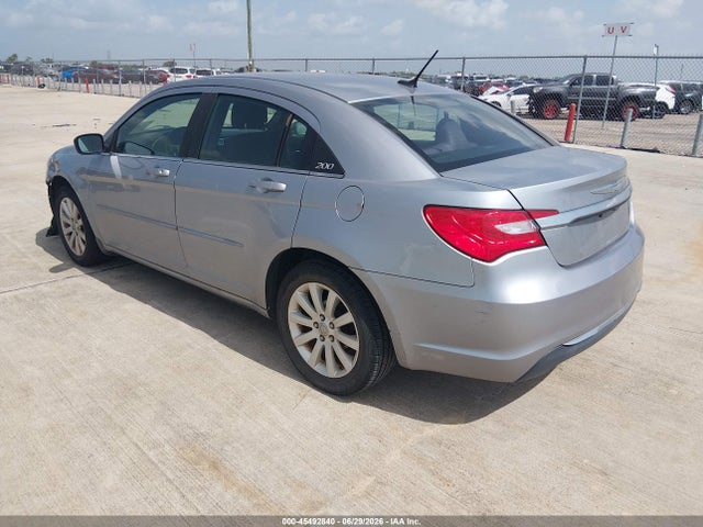 Chrysler 200 Touring 2014 1C3CCBBB9EN204874 Image 3