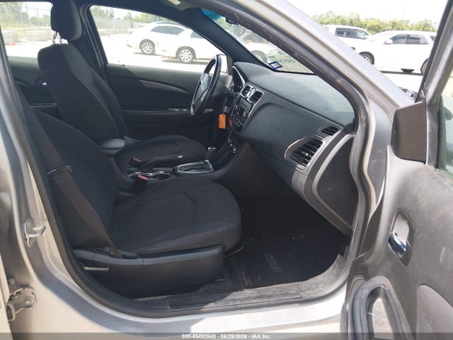 Chrysler 200 Touring 2014 1C3CCBBB9EN204874 Image 5