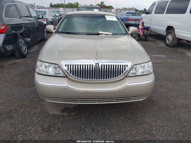 45493162 :رقم المزاد ، 1LNHM81W95Y634095 vin ، 2005 Lincoln Town Car Signature مزاد بيع