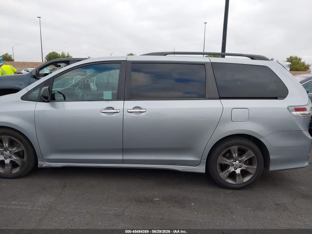 5TDXK3DC0FS541909 Toyota Sienna Se 8 Passenger