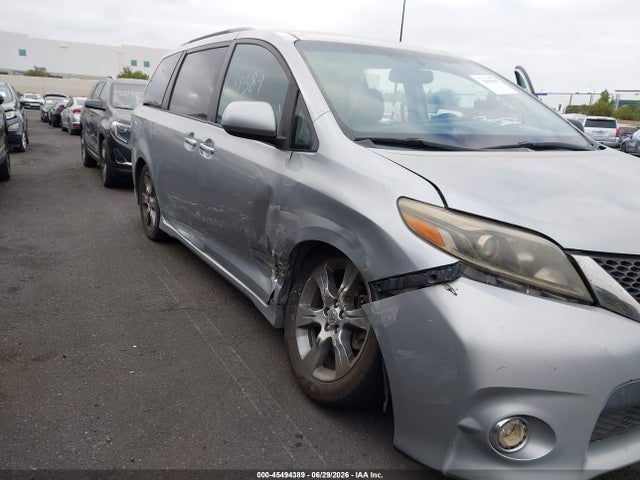5TDXK3DC0FS541909 Toyota Sienna Se 8 Passenger