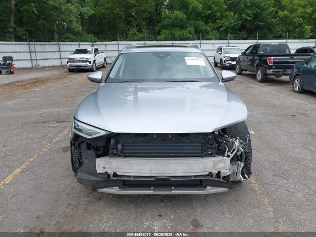 45495070 :رقم المزاد ، WA1VAAGE6KB024895 vin ، 2019 Audi E-tron Premium Plus مزاد بيع