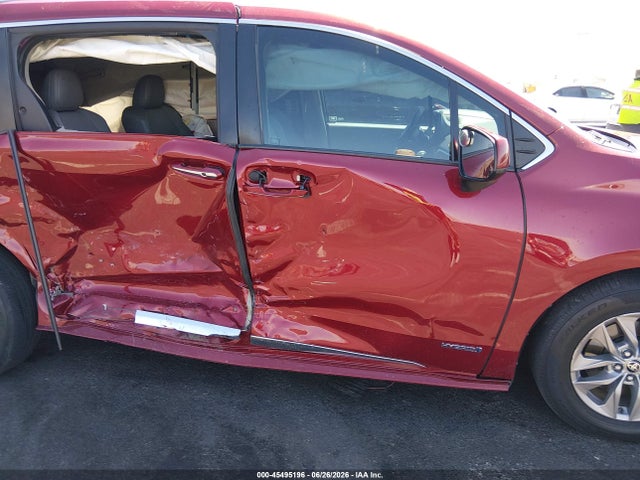 5TDJRKEC2MS068814 Toyota SIENNA XLE
