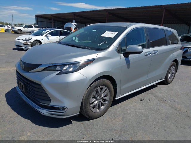 Toyota SIENNA XLE 2023 5TDYRKEC5PS165816 Image 2