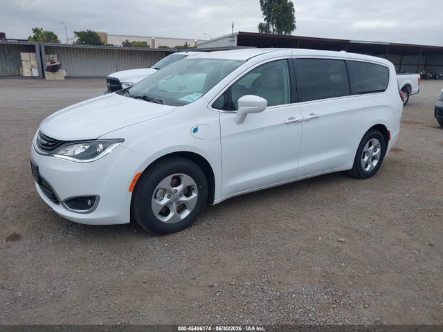 Chrysler Pacifica Hybrid Touring Plus 2018 2C4RC1H71JR356292 Image 2