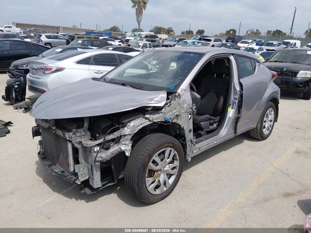 Toyota C-HR LE 2020 JTNKHMBX6L1073497 Image 2