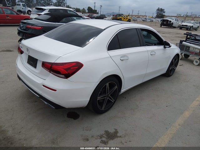 W1K3G4EBXNJ324770 Mercedes-Benz A 220