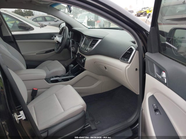 KM8J3CA49HU522611 Hyundai TUCSON SE
